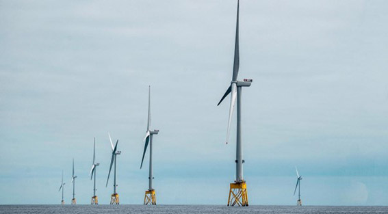 Eoliennes du parc éolien offshore Seagreen, en construction à environ 27km de la côte de Montrose, Angus en mer du Nord
