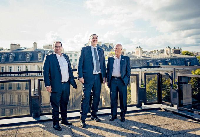 Patrick Pouyanné, entouré de Pâris Mouratoglou (à droite), président de Eren Renewable Energy, et David Corchia, directeur général, lors de l'entrée de Total au capital de Eren Renewable Energy, France, 2017